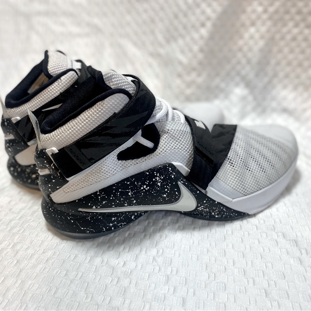 NIKE LEBRON JAMES
 MENS SIZE 9